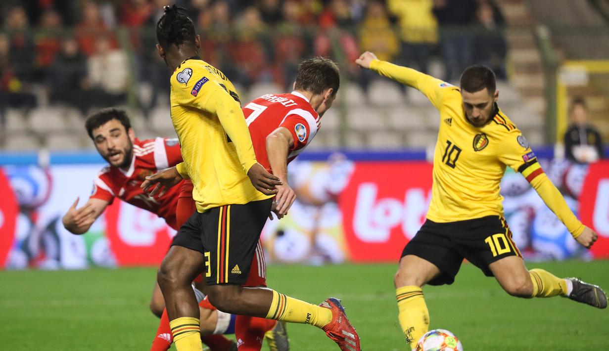 Aksi Eden Hazard melepaskan tembakan pada laga perdana Kualifikasi Piala Eropa 2020 Grup I yang berlangsung di Stadion Roi Baudouin, Brussels, Jumat (22/3). Belgia menang 3-1 atas Rusia. (AFP/John Thys)