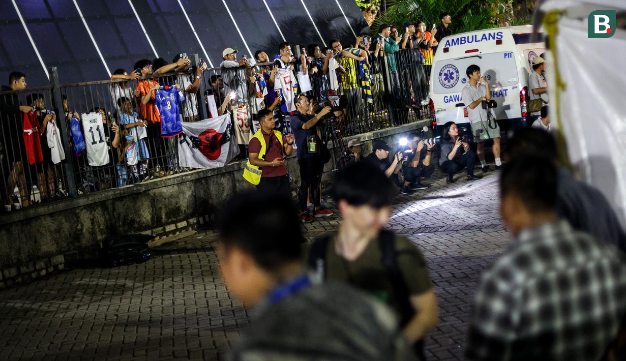 <p>Sejumlah masyarakat menunggu pemain Timnas Jepang setelah sesi latihan menjelang laga lanjutan putaran ketiga Kualifikasi Piala Dunia 2026 melawan Timnas Indonesia di Lapangan A, Kompleks Stadion Utama Gelora Bung Karno (SUGBK), Senayan, Jakarta, Rabu (13/11/2024). (Bola.com/Bagaskara Lazuardi)</p>