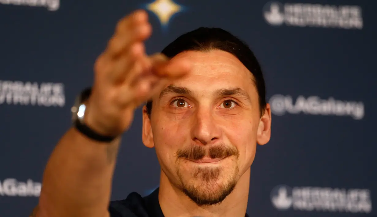 Pemain anyar LA Galaxy, Zlatan Ibrahimovic dalam konferensi pers bersama Major League Soccer (MLS) di StubHub Center, California, Jumat (30/3). Ibrahimovic pertama kali diperkenalkan sebagai pemain anyar Los Angeles Galaxy. (AP/Ringo H.W. Chiu)