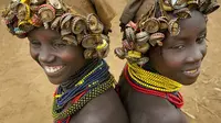 suku Etiopia ini gunakan bahan-bahan buangan industri modern sebagai aksesoris rambut mereka. Seperti apakah? 