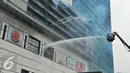 Petugas pemadam kebakaran menggunakan Bronto Skylift 96 m untuk memadamkan api saat simulasi penanggulangan kebakaran di Senayan City, Jakarta, Kamis (26/11). (Liputan6.com/Gempur M Surya)
