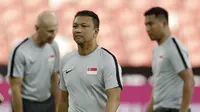 Pelatih Singapura, Fandi Ahmad, saat menggelar sesi latihan jelang laga Piala AFF di Stadion Nasional Singapura, Kamis (8/11). Singapura akan melawan Indonesia. (Bola.com/M Iqbal Ichsan)