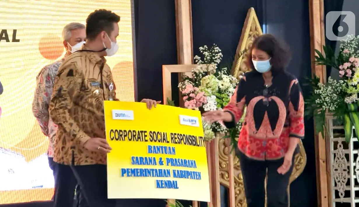 Direktur Wholesale Risk and Asset Management PT Bank Tabungan Negara Elisabeth Novie Riswanti secara simbolis menyerahkan bantuan sarana dan prasarana untuk pemerintah kabupaten dalam program CSR BTN di Kendal, Jawa Tengah, Kamis (25/3/2021). (Liputan6.com/Pool/BTN)