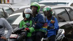 Pengendara sepeda motor mengenakan masker saat berkendara di Jakarta, Kamis (4/7/2019). Warga disarankan menggunakan masker saat berangkat kerja atau beraktivitas di luar ruangan akibat kualitas udara Jakarta yang buruk. (merdeka.com/Imam Buhori)