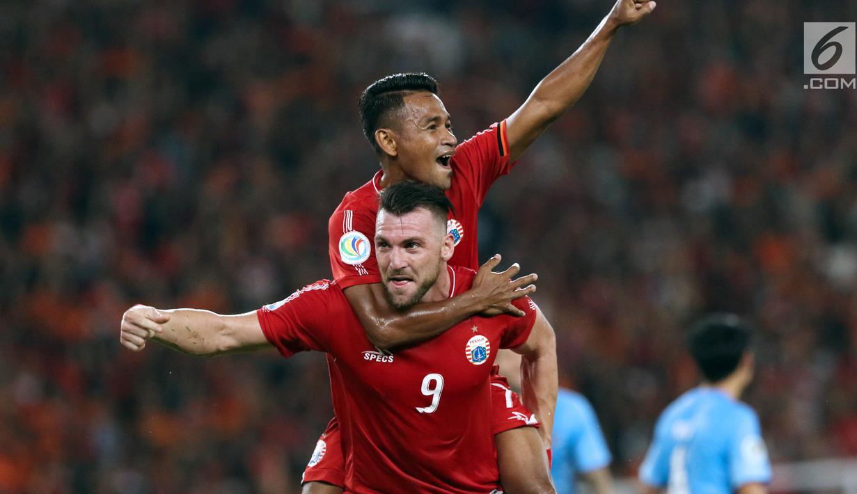 Pemain Persija, Marko Simic dan Ramdani Lestaluhu merayakan gol ke gawang Johor Darul Takzim pada lanjutan penyisihan Grup H Piala Asia 2018 di Stadion GBK, Jakarta, Selasa (10/4). Babak pertama Persija unggul 3-0. (Liputan6.com/Helmi Fithriansyah)