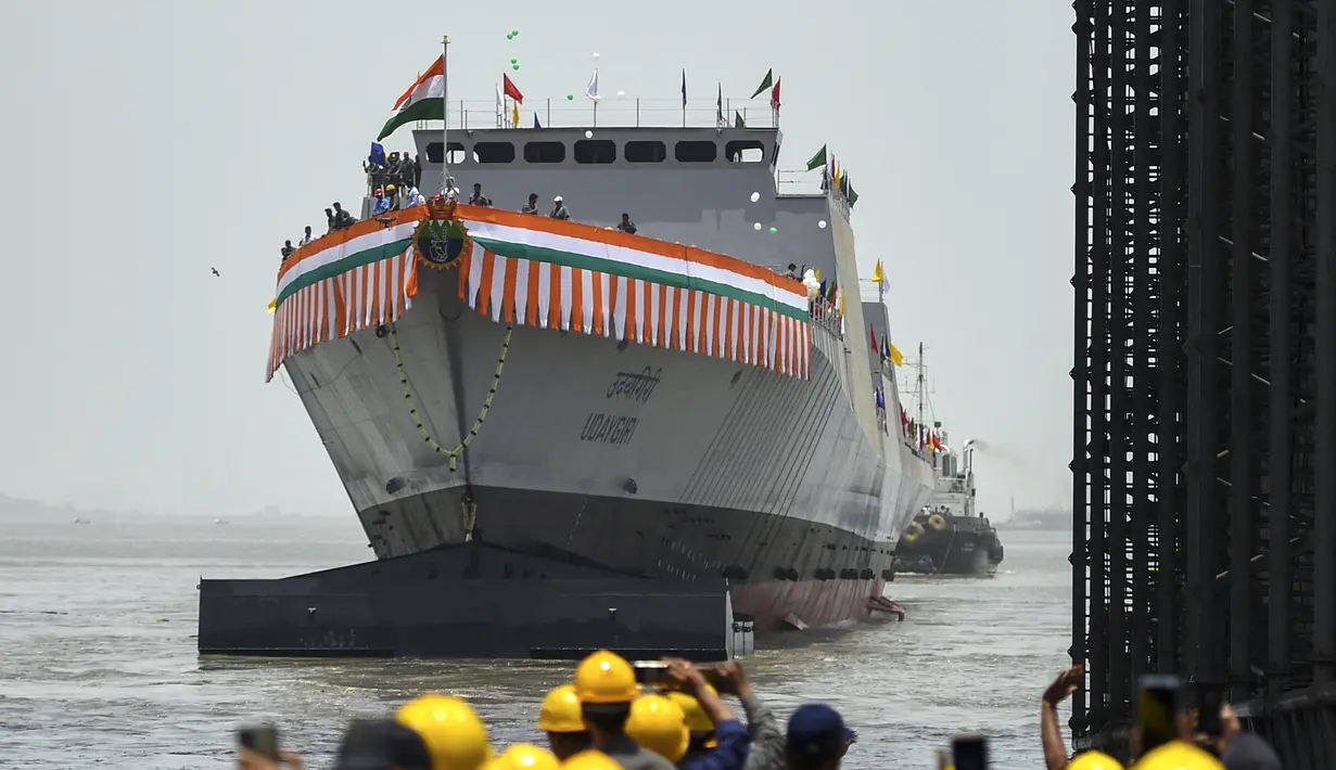 Para pekerja bersorak saat upacara peluncuran kapal perang INS Udaygiri di halaman Mazagaon Dock Shipbuilders Limited, Mumbai, India, Selasa (17/5/2022). (Punit PARANJPE/AFP)