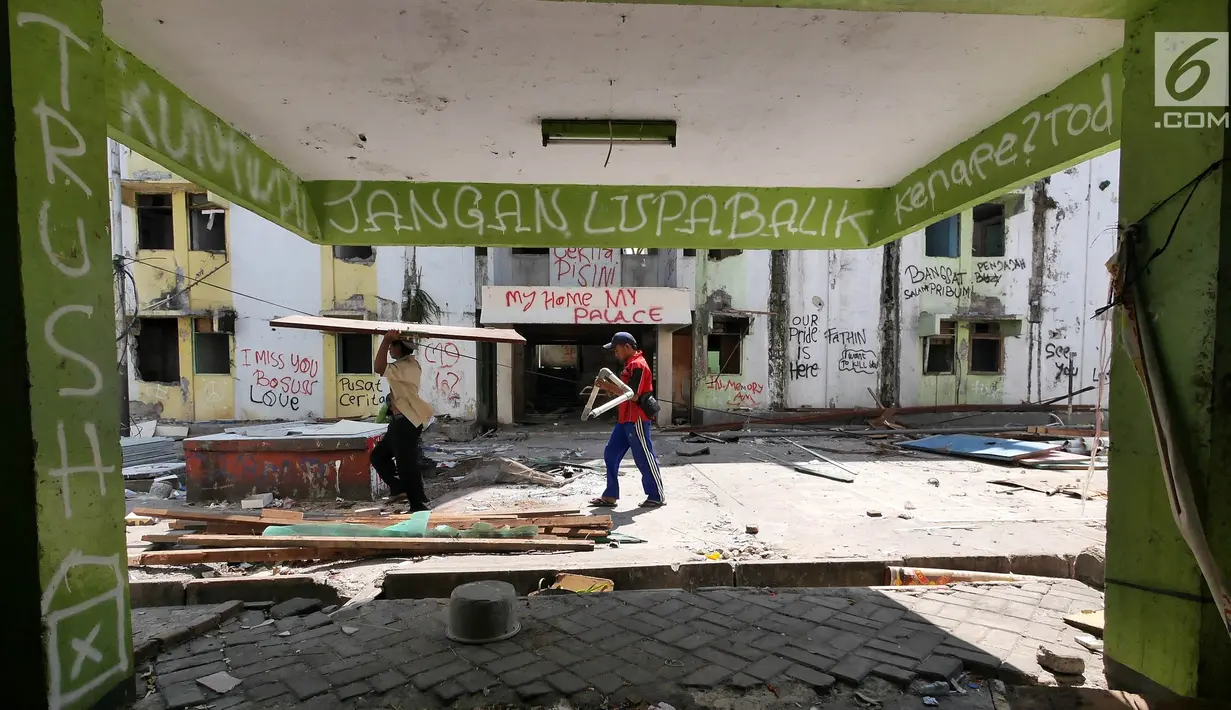 Pekerja membongkar Rumah Susun Karang Anyar, Jakarta Pusat, Selasa (11/9). Rumah Susun yang berdiri sejak 1987 rencananya akan direvitalisasi menjadi dua tower dengan ketinggian 16 lantai, dan ditargetkan selesai 2020. (Liputan6.com/Herman Zakharia)