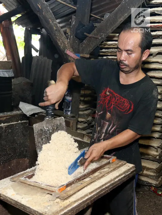 Proses pencetakan oncom saat pembuatan di salah satu industri rumahan, Jakarta, Rabu (18/4). Oncom tersebut nantinya akan dijual di kawasan Jakarta. (Liputan6.com/Angga Yuniar)
