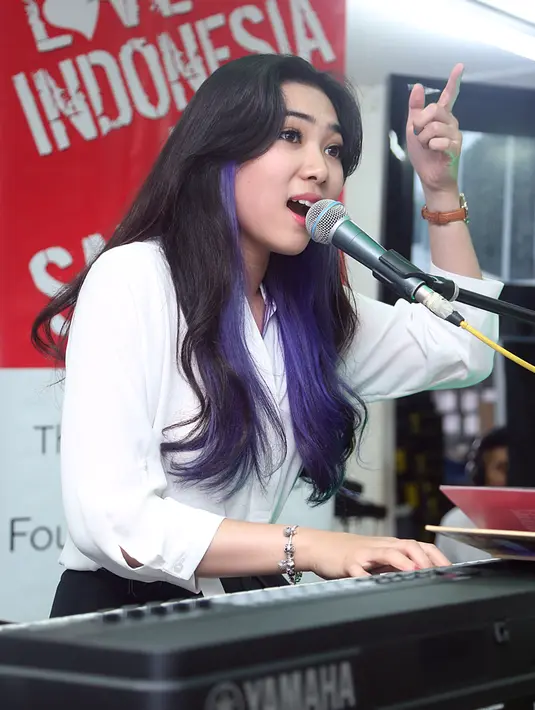 Menjadi terkenal memang membuat seorang selebriti kerap dimintai foto bersama para penggemar yang bertemu, Isyana Sarasvati pun tak masalah akan hal tersebut. Terlebih memang Isyana jarang pergi ke mall. (Deki Prayoga/Bintang.com)