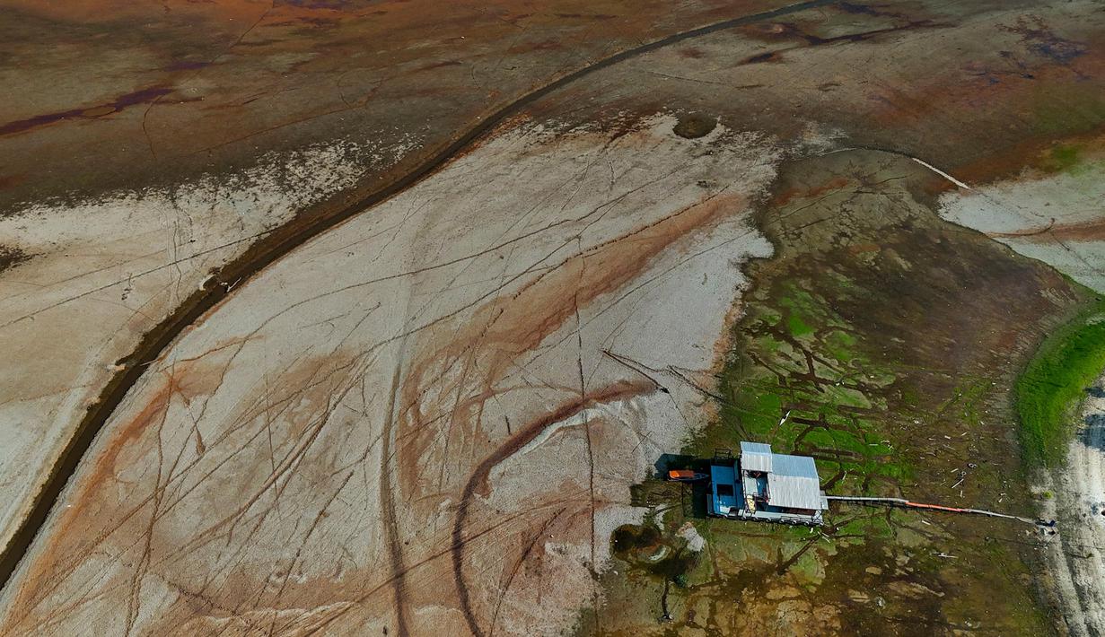 <p>Faktor penggundulan hutan yang kian marak di Brasil juga berkontribusi dalam perubahan iklim. Dengan lebih sedikit pohon, maka penguapan dan transpirasi berkurang, sehingga akan lebih sedikit air yang dilepaskan ke atmosfer. (MICHAEL DANTAS/AFP)</p>