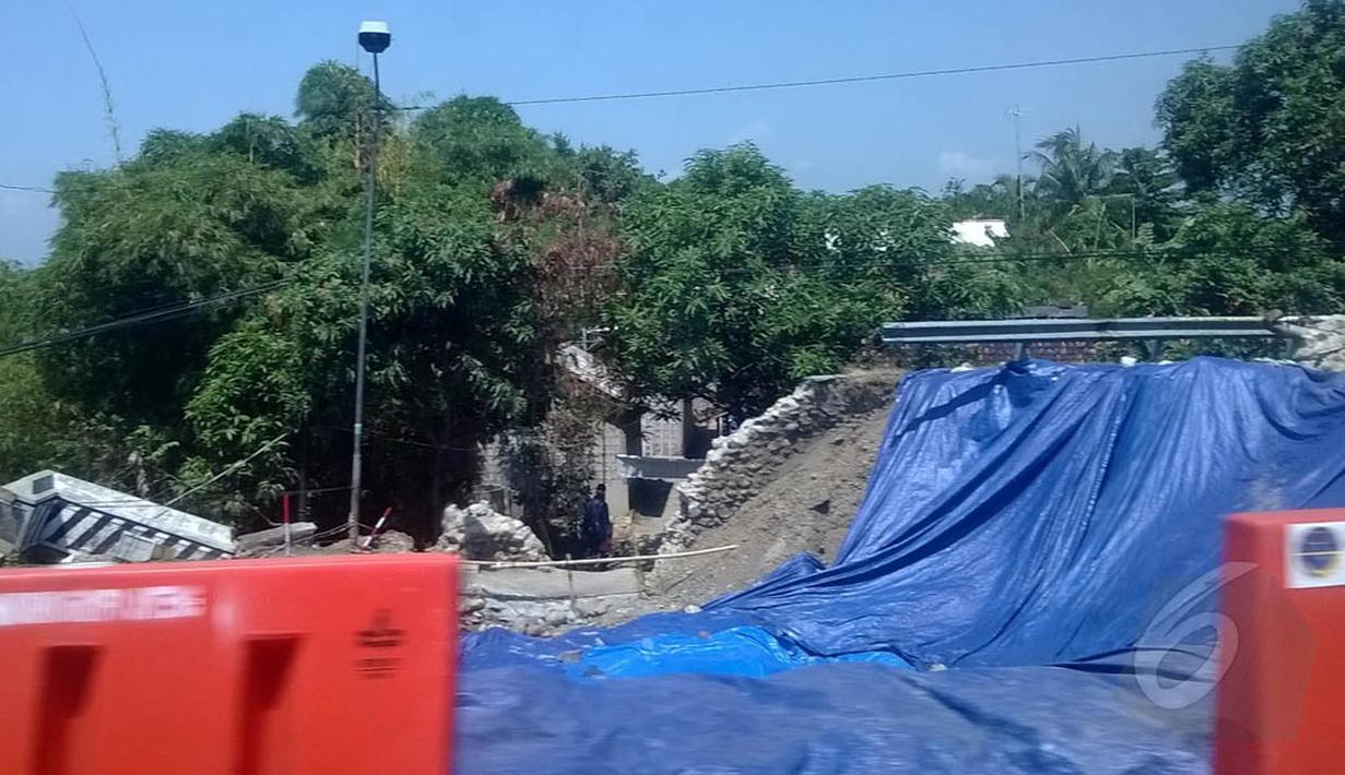 Hingga Jumat (1/8/14), Jembatan Comal yang ambles belum juga selesai diperbaiki. (Liputan6.com/Irna Gustiawati)
