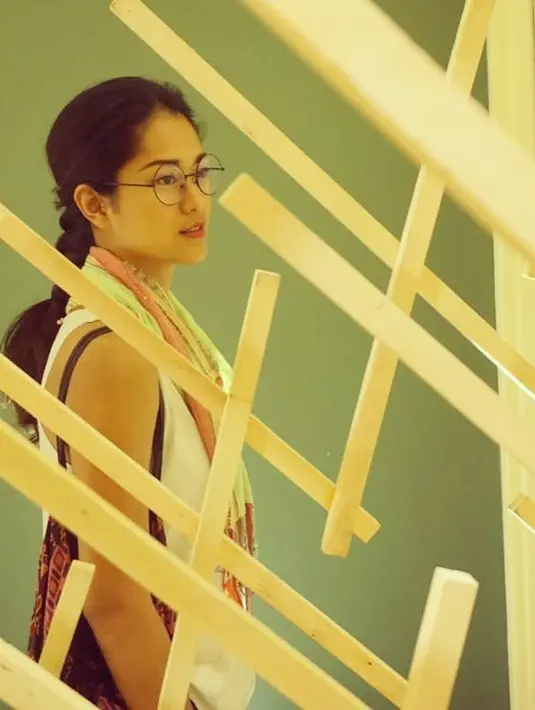 Prisia Nasution, wanita tomboy yang satu ini sering banget menguncir rambutnya bermodel ekor kuda. Kali ini, Prisia membuatnya berbeda dengan aksen kepang rendah, tanpa menggunakan poni. (Instagram/prisianasution)