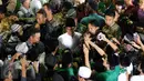Presiden Jokowi (tengah) usai mengikuti Istighosah Nahdlatul Ulama (NU) di Masjid Istiqlal, Jakarta, Minggu (14/6/2015). Istighosah tersebut diadakan untuk menyambut bulan Ramadan 1436 H sekaligus pembukaan Munas Alim Ulama. (Liputan6.com/Helmi Afandi)