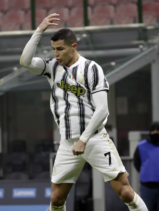 Stiker Juventus, Cristiano Ronaldo berselebrasi setelah mencetak gol penalti ke gawang Inter Milan pada laga leg pertama semifinal Coppa Italia di San Siro, Rabu (3/2/2021) dini hari WIB.  Juventus membuka peluang untuk lolos final Coppa Italia usai kalahkan Inter 2-1. (AP Photo/Luca Bruno)