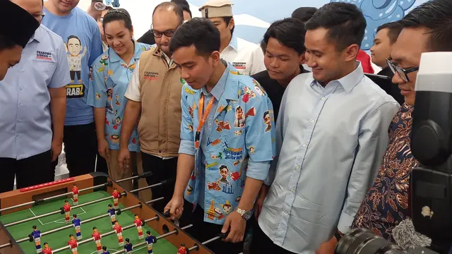 Calon wakil presiden (cawapres) nomor urut 2 Gibran Rakabuming Raka mengunjungi kantor Tim Kampanye Nasional (TKN) Fanta Headquarters (HQ) di Menteng, Jakarta Pusat