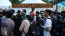 Ratusan penggemar salah satu merek pakaian clothingan mengantri di salah satu stand JakCloth 2015 di Parkir Timur Senayan Jakarta, Rabu (30/12/2015). JakCloth 2015 memasarkan produk fashion clothingan bergaya anak muda. (Liputan6.com/Helmi Fithriansyah)