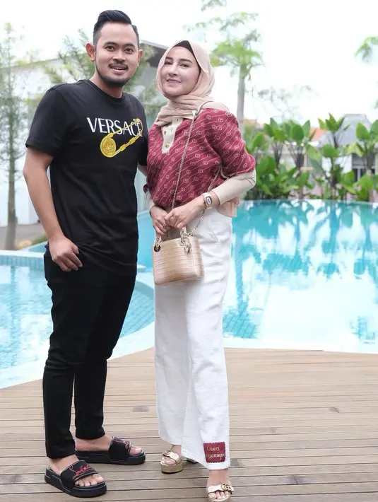 Apapun yang dikenakan Shandy, selalu menampilkan kesan elegan yang tak berlebihan.