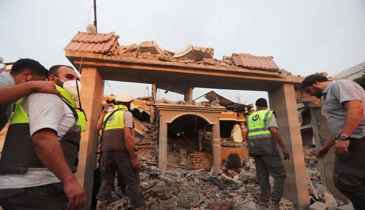 Hal ini menandai peningkatan signifikan dalam eskalasi serangan Israel yang hampir terjadi setiap hari di Lebanon selatan. Tampak dalam foto, anggota pertahanan sipil mencari puing-puing bangunan yang hancur akibat serangan udara Israel di desa Teir Debba, Lebanon Selatan, Kamis 6 November 2025. (AP Photo/Mohammad Zaatari)