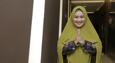 Ikke Nurjanah tampil anggun dengan balutan hijab syar'i yang dipakainya. Dengan hijab berwarna hijau army, Ikke terlihat sangat memesona. Senyum yang terus diumbar Ikke juga membuat pesona dirinya terpancarkan. (KapanLagi.com/Muhammad Akrom Sukarya)