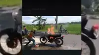 Sepeda motor milik pelajar di Sukoharjo, Jawa Tengah, terbakar saat mengikuti konvoi kelulusan SMA/SMK. (Foto: Istimewa/Facebook/Fajar Abrori)