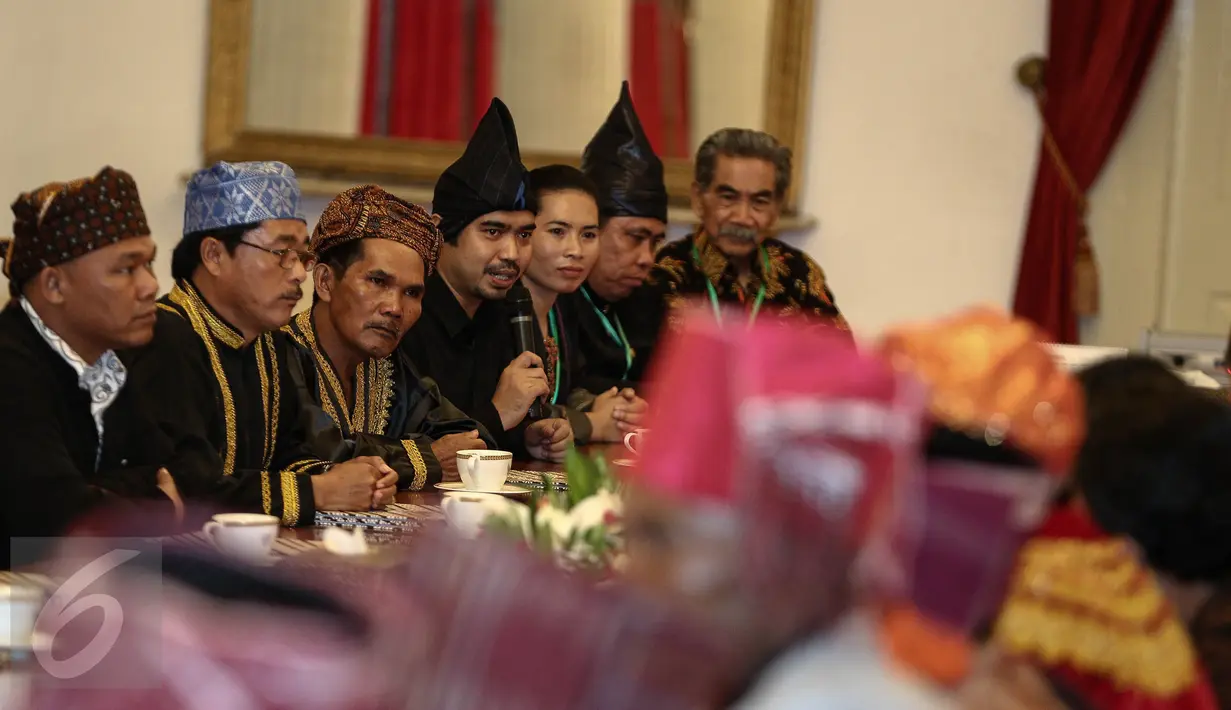Perwakilan pemangku adat menyampaikan aspirasinya kepada Presiden Jokowi usai pencanangan pengakuan Hutan Adat di Istana Negara, Jakarta, Jumat (30/12). Jokowi memberikan surat pengakuan hutan adat kepada para pemangku adat. (Liputan6.com/Faizal Fanani)