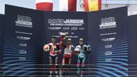Pembalap Indonesia, Kiandra Ramadhipa (tengah) saat finis pertama balapan FIM Moto3 Junior World Championship seri Estoril. (FIM Moto Junior)