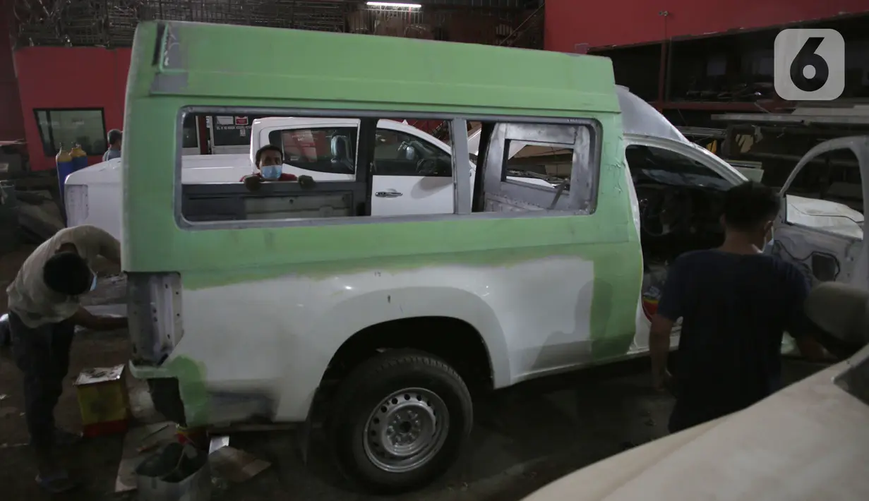 Pekerja menyelesaikan perakitan mobil ambulans di Babelan, Kabupaten Bekasi, Jawa Barat, Minggu (27/9/2020). Perakitan mobil ambulans meningkat 100 persen menjadi 700 unit saat pandemi COVID-19 dengan harga Rp 20 juta hingga Rp 1,5 milliar. (Liputan6.com/Herman Zakharia)