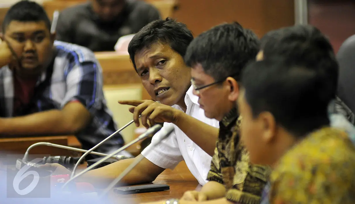 Anggota Fraksi PDIP, Adian Napitupulu saat memberi keterangan pers di Gedung DPR RI, Senayan, Jakarta, Jumat (20/11). Empat anggota DPR tersebut memyampaikan agar Ketua DPR Setya Novanto mundur dari jabatannya. (Liputan6.com/Johan Tallo)