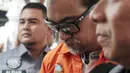 Suami komedian Tri Retno Prayudati alias Nunung, July Jan Sambiran tertunduk saat akan rilis kasus narkoba di Ditnarkoba Polda Metro Jaya, Jakarta, Senin (22/7/2019). Sambiran ditangkap bersama Nunung usai bertransaksi narkoba dengan tersangka TB di kediaman mereka. (Liputan6.com/Faizal Fanani)