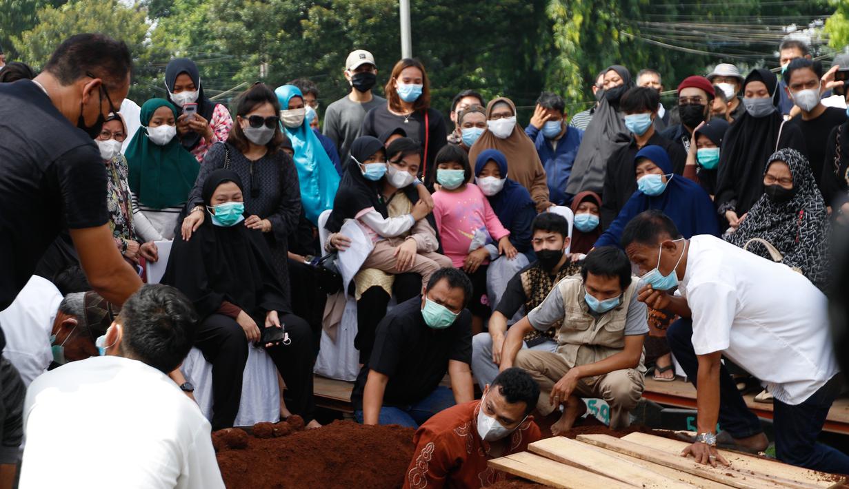Suasana haru mengiringi prosesi pemakaman almarhum legenda bulu tangkis Indonesia, Markis Kido. Isak tangis dari keluarga dan juga istri serta kedua anaknya yang melihat sosok suami dan ayah harus pergi untuk selama-lamannya. (Foto: Bola.com/Bagaskara Lazuardi)