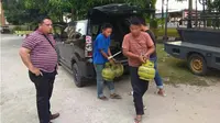 Dua Pemuda dibekuk polisi di Gorontalo karena mencuri mesin cuci dan tabung elpiji. (Liputan6.com/ Arfandi Ibrahim)