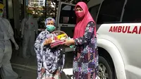 Nenek M (70) saat menerima parsel lebaran dari Direktur RSUD Polman (Liputan6.com/Abdul Rajab Umar)