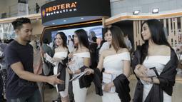 SPG memberikan brosur kepada pengunjung di pameran otomotif GIIAS 2017 di ICE BSD, Tangerang, (19/8/2017).  Pameran otomotif terbesar se-Asia Tenggara tersebut menampilkan 30 merek mobil dan produk otomotif lainnya. (Bola.com/M iqbal Ichsan)