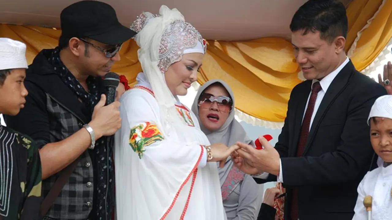 Neneng Anjarwati Dilamar Kekasihnya Adi Dosteng