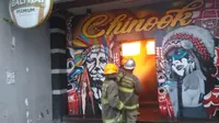 Petugas Diskar PB Kota Bandung memadamkan api yang melalap Cafe & Resto Chinook di area Hotel Riau. (Foto: Diskar Kota Bandung)