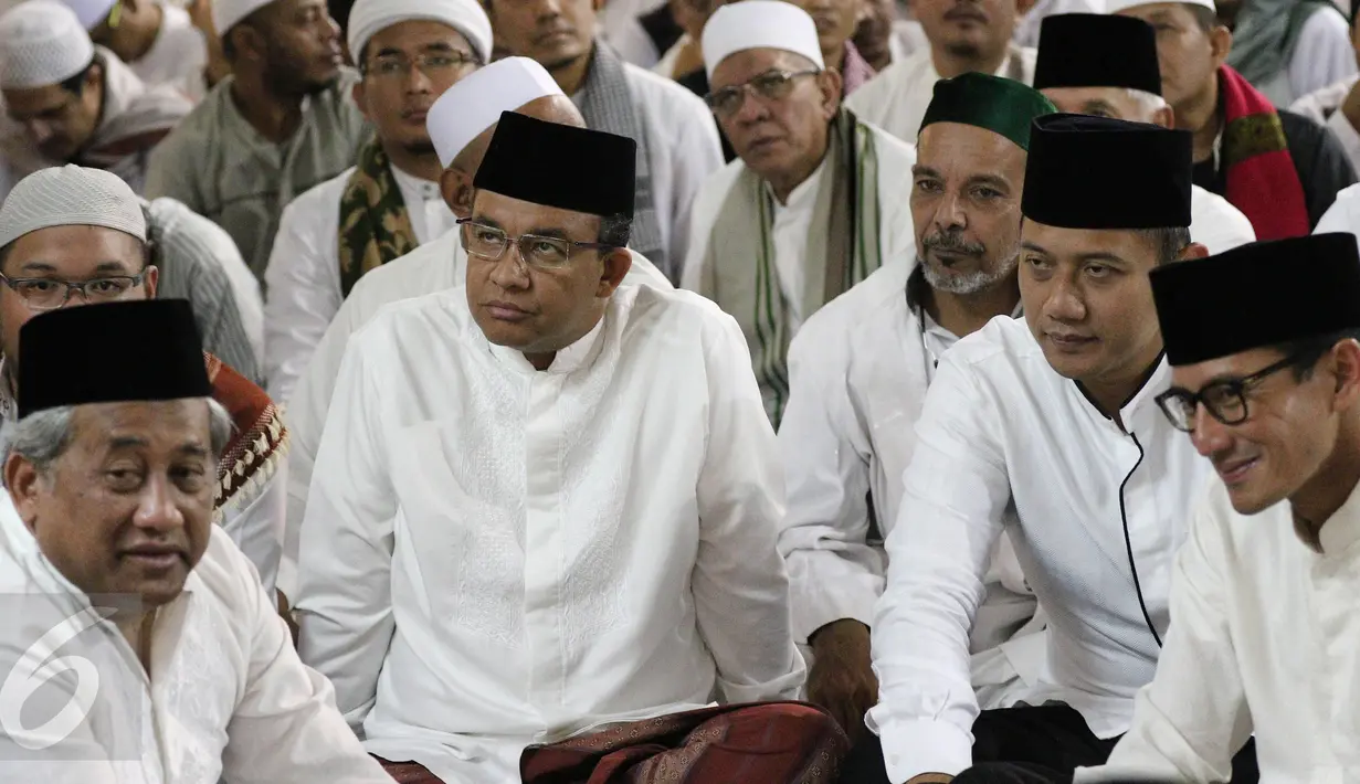 Pasangan Cagub DKI Jakarta No 3 Anies - Sandiaga, Cagub No 1 Agus Yudhoyono dan mantan Mendikbub M Nuh sedang mendengarkan ceramah beserta peserta aksi 112 di Masjid Istiqlal, Jakarta, Sabtu (11/2). (Liputan6.com/Herman Zakharia)