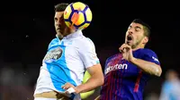 Pemain Barcelona, Luis Suarez berebut bola dengan bek Deportivo La Coruna, Fabian Schaer pada pertandingan pekan ke-16 La Liga di Stadion Camp Nou, Senin (18/12). Barcelona menekuk tamunya Deportivo La Coruna dengan skor telak 4-0. (JAVIER SORIANO/AFP)