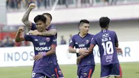 Pemain Persita Tangerang, Edo Febriansyah, melakukan selebrasi usai membobol gawang PSM Makassar pada laga Shopee Liga 1 di Stadion Sport Center Tangerang, Jumat, (6/3/2020). Kedua tim bermain imbang 1-1. (Bola.com/M Iqbal Ichsan)