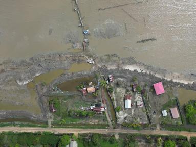 Foto udara yang diambil pada 23 Mei 2025 memperlihatkan kondisi pantai resor Weg naar Zee, Paramaribo, Suriname. (Juan BARRETO/AFP)