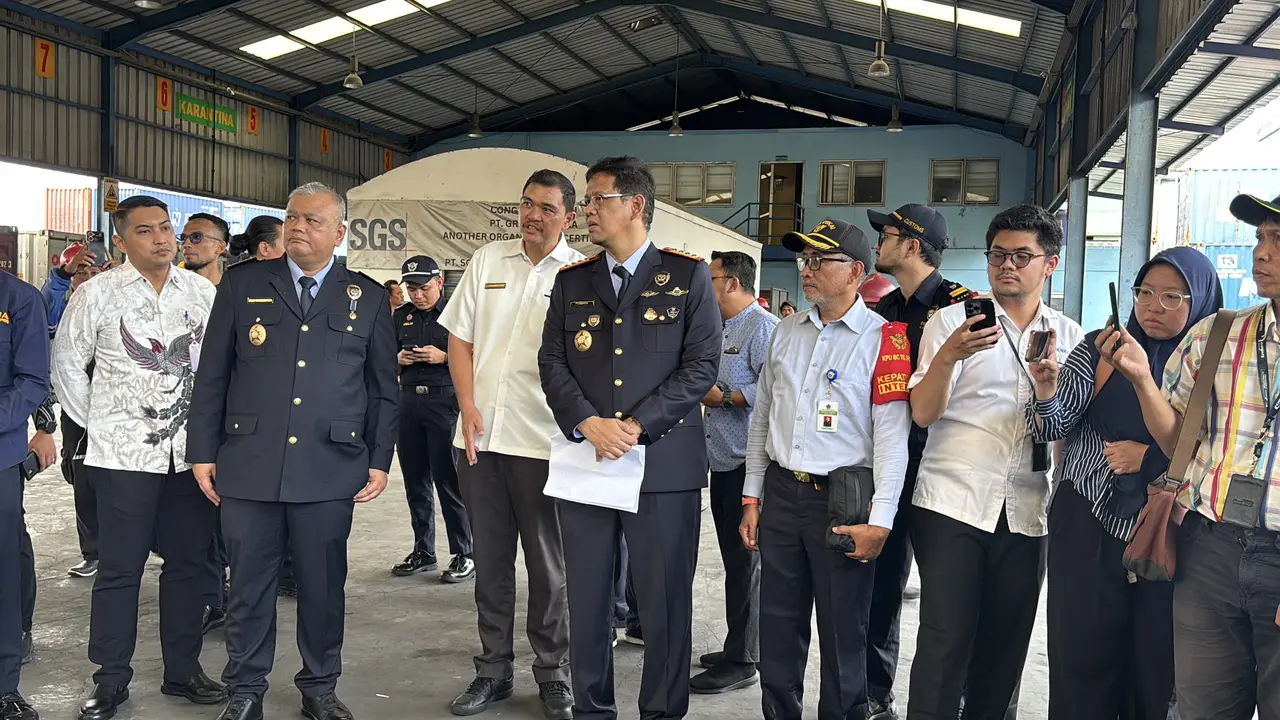 Menkeu Purbaya Yudhi Sadewa inspeksi mendadak (sidak) ke Posko Bea Cukai di kawasan Pelabuhan Tanjung Priok, Jakarta Utara, pada Senin (13/10/2025). (Foto: Liputan6.com/Tira Santia)