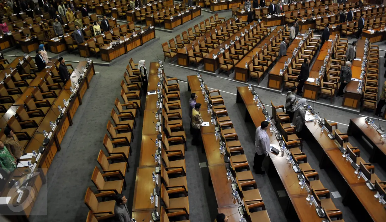 Deretan bangku kosong saat Rapat Paripurna DPR RI di Gedung DPR, Jakarta, Selasa (13/10/2015). Sebanyak 262 dari 560 anggota dewan tidak hadir saat sidang tersebut. (Liputan6.com/JohanTallo)
