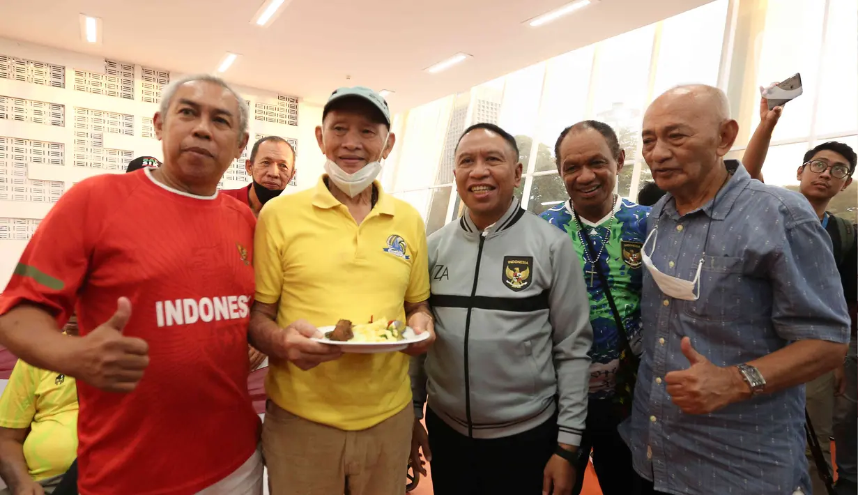 Di acara ini juga turut beberapa pemain legenda Tim Nasional (Timnas) Indonesia. Salah satunya adalah pemain Timnas Indonesia era 1980-an, Rully Rudolf Nere.  (Liputan6.com/Herman Zakharia)
