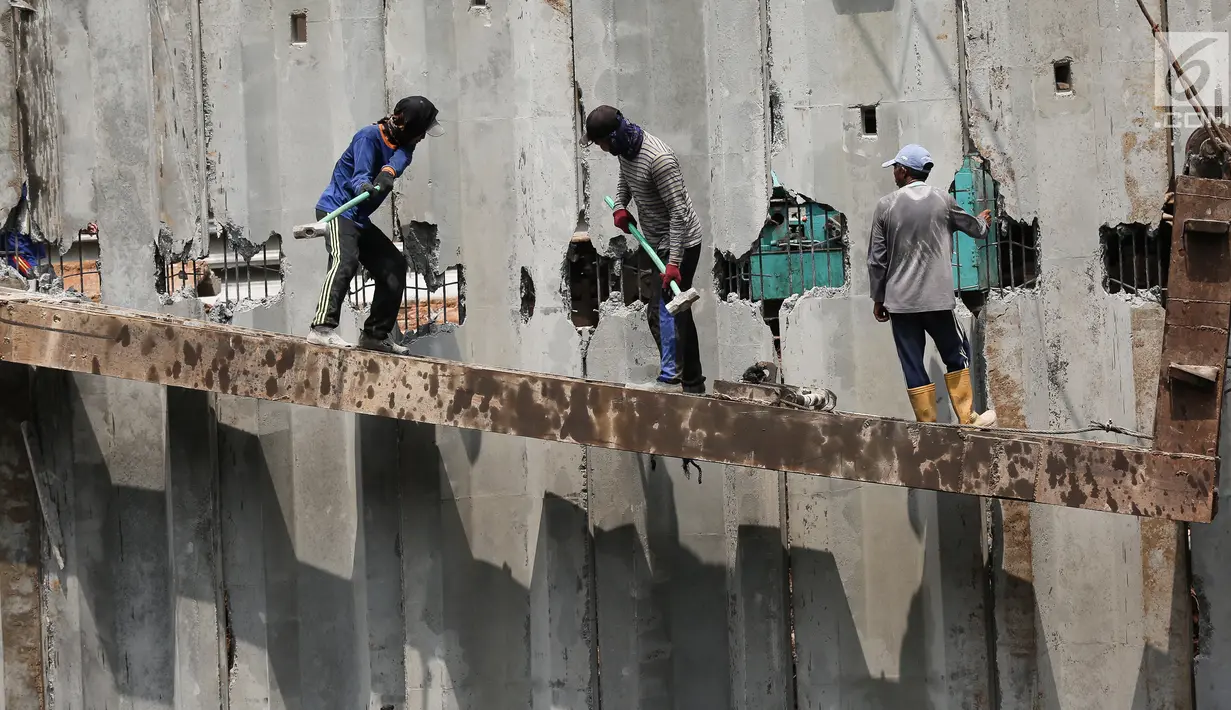 Sejumlah pekerja menyelesaikan pembangunan turap Kali Sunter Jakarta Utara, Selasa (18/12). Memasuki musim penghujan pembangunan turap terus dikebut. (Liputan6.com/Fery Pradolo)