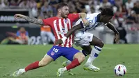 Bek Atletico Madrid Javi Galan (kiri) berebut bola dengan penyerang Real Sociedad Mohamed Ali Cho dalam pertandingan persahabatan tur musim panas LaLiga yang berlangsung di&nbsp;stadion BBVA Bancomer, Monterrey, Meksiko, 2 Agustus 2023. (Julio Cesar AGUILAR/AFP)