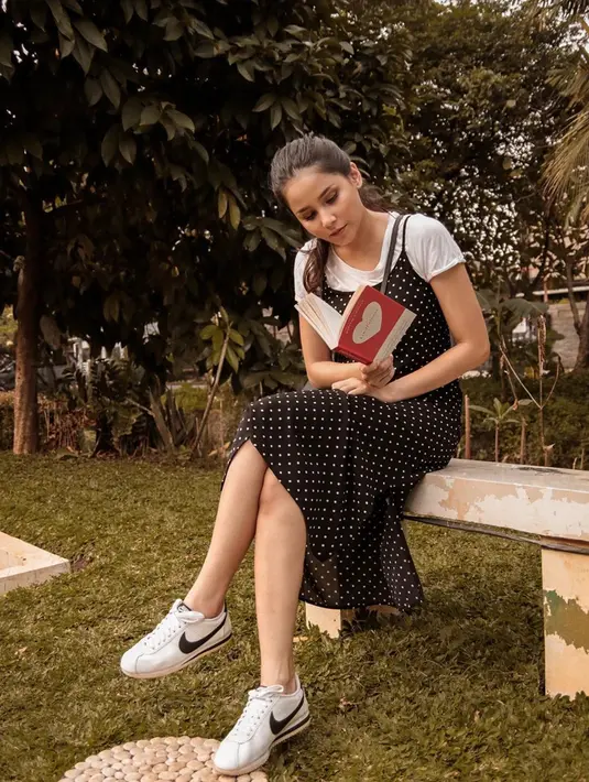 Bagi Yunita Siregar, membaca buku bisa melepaskan penatnya dari dunia selebritas Tanah Air. Aktris hits FTV ini selalu terlihat serius saat membaca buku seolah-olah kehidupannya terhanyut dalam cerita buku yang ia baca. (Liputan6.com/IG/@yunitasiregar)