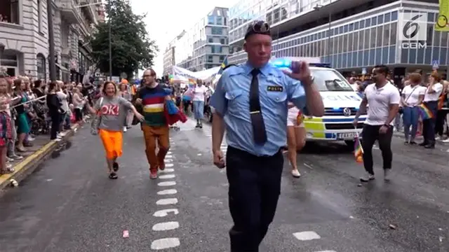 Seorang berseragam polisi mencuri perhatian ketika bergabung Parade Pride. Polisi tersebut berdansa dengan lincah diiringi lagu Despacito.