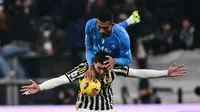 Pemain Juventus, Dusan Vlahovic (bawah), berebut bola dengan pemain Napoli, Juan Jesus, dalam pertandingan pekan ke-15 Liga Italia 2023/2024 yang berlangsung di Allianz Stadium, Sabtu (9/12/2023) dini hari WIB. (AFP/Marco Bertorello)