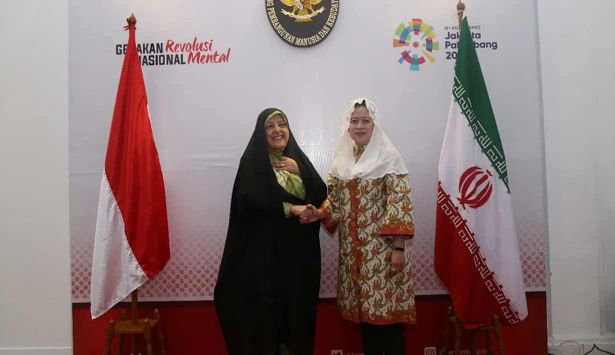 Menko PMK, Puan Maharani berjabat tangan dengan Wakil Presiden Iran Masuomeh Ebtekar seusai pertemuan di Jakarta, Rabu (2/5). Dalam pertemuan, Masoumeh berharap bisa bekerja sama dalam bidang pemberdayaan perempuan. (Liputan6.com/HO/Humas Kemenko PMK)