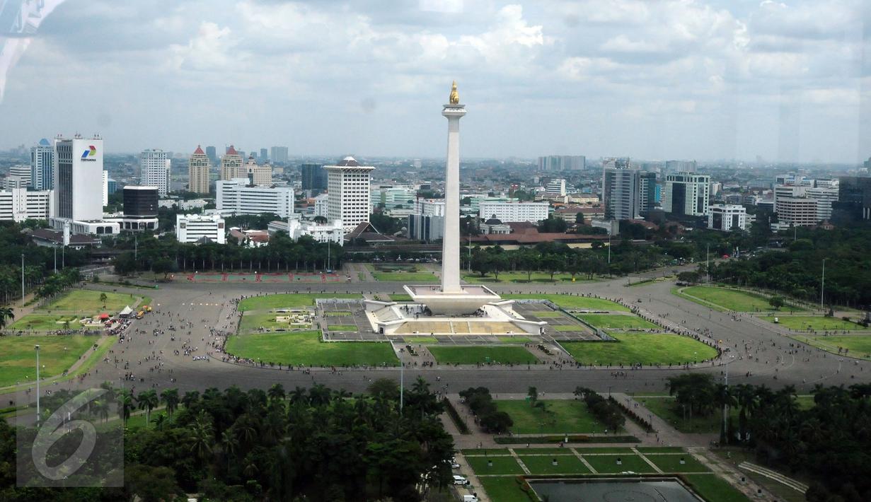 Suasana kawasan Monumen Nasional dilihat dari lantai 24 Kemenhub, Jakarta, Minggu (25/12). Libur perayaan Natal 2016 dimanfaatkan sejumlah warga untuk berwisata di kawasan Monumen Nasional. (Liputan6.com/Helmi Fithriansyah)
