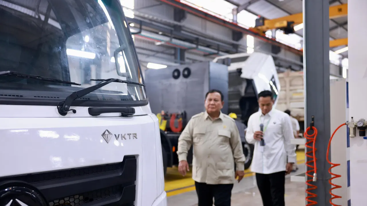 Presiden Prabowo resmikan pabrik perakitan kendaraan komersial berbasis listrik